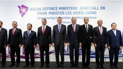 东盟10国国防部长周二与新加坡总理李显龙（左6）会晤。左起为哈比、迪班、里亚米扎尔德、占雅拉、希山慕丁、黄永宏、盛 温、罗伦沙纳、巴维、阮志咏和林玉辉。
