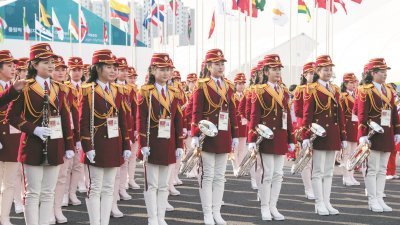 平昌冬奥会周四于江陵的选手村举行入村仪式，朝鲜啦啦队成员在朝鲜代表团升旗仪式上，演奏乐曲。