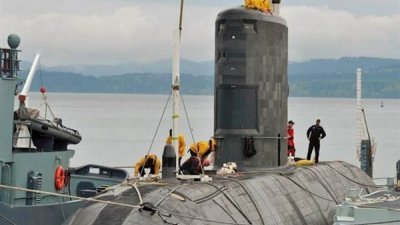 一艘准备下潜的加拿大皇家海军“契科提密”号潜艇。