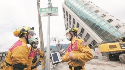 云门翠堤大楼的救援行动周五仍持续进行。地震造成大楼严重倾斜，现场搜救人员手持日本提供的深层生命探测器，投入救灾寻找生还著。