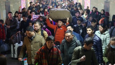 春运在2月1日拉开序幕，在外务工的游子赶在农历新年前，回到家乡与家人团聚。这是湖南省衡阳市的火车站，挤满了返乡的人潮。