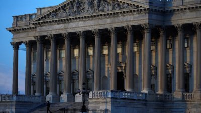 共和党参议员保罗拒绝就临时预算案投票，令参议院无法在周四午夜前完成立法程序，导致美国政府在周五凌晨12时起再度关门。