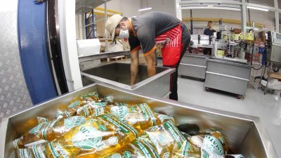 霹雳贸消局规定包装厂商只能把享有政府津贴的1公斤塑料包装食用油，供应给已完成执照更新的零售商，结果导致霹雳州内出现短缺现象。