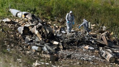 图为以色列一架F-16战机遭叙防空炮火击中坠毁后的残骸。-法新社-