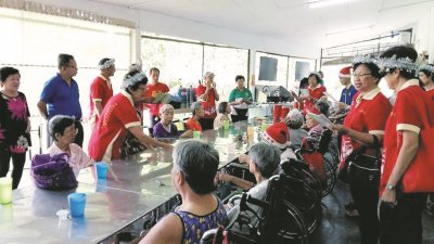 每个月都有热心团体组织或个人，布施食物予北霹雳圣约翰救伤队看护院，让住院的老人等享用富温情的餐点。
