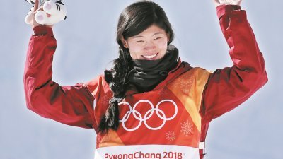 刘佳宇在单板滑雪女子U型场地决赛创造历史，以89.75分的成绩获得银牌；这也是中国代表团在本届冬奥会上获得的首枚奖牌。