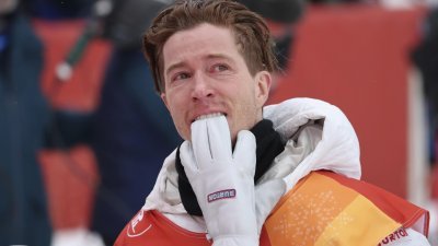 美国滑板传奇人物肖恩-怀特望著告示牌，咬手指并流下两行热泪， 难以置信自己完成了绝杀！