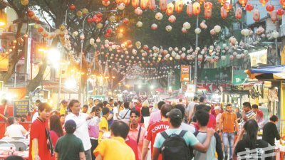 阿罗街是吉隆坡著名的美食天堂，每逢农历新年都会吸引大批外国游客到访，若停止营业一天，恐对商贩带来巨大的影响。（摄影：颜泉春）