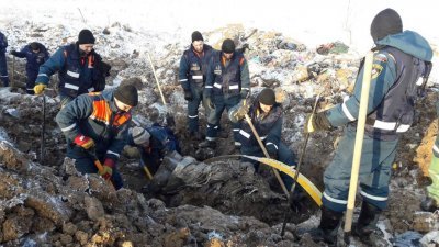 从高空拍摄的照片显示，大批搜救人员在坠机现场莫斯科州拉缅斯科耶区搜索和从雪堆中挖掘人体残肢和飞机残骸。