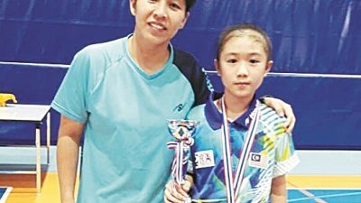 国乒队总教练马莉薇（左）欣见12岁的李欣妮，凭实力入围亚洲训练营，并希望大马未来有更多选手参加类似的训练营，开拓视野。