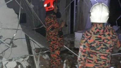武吉丁宜一家酒店的墙壁突然发生倒塌事故，导致一名年长者和小孩受伤。图为消拯员在案发现场勘察。