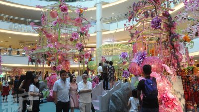 吉隆坡谷中城购物商场大厅，大批人潮在新年装饰前拍照。（摄影：徐慧美）
