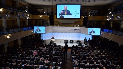 慕尼黑安全会议主席伊申格尔，在当地时间周五举行的开幕式上，发表讲话。