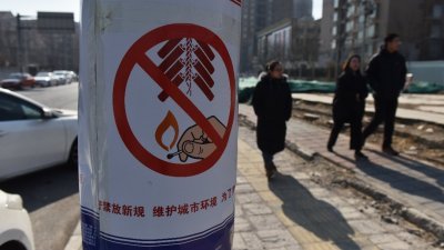中国首都北京市郊区的电灯柱上，贴上了禁燃烟花爆竹的宣传海报，提醒市民政府颁布的《北京市烟花爆竹安全管理规定》。