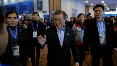 韩国总统文在寅（中）周六到平昌冬奥会主新闻中心，探访海内外媒体记者。他说，韩国力争把此届冬奥打造成值得骄傲的大会，让采访冬奥现场的记者们感到自豪。