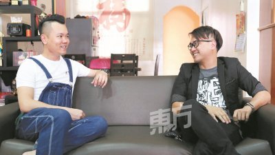 张淞瑆（左）和涂艺兴（右）聊起各自对新加坡和大马工作和生活环境的观感，产生共鸣。