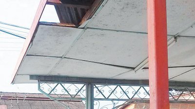 李春保指屋顶梓片遭刮飞，得破费聘修屋顶技工维修。