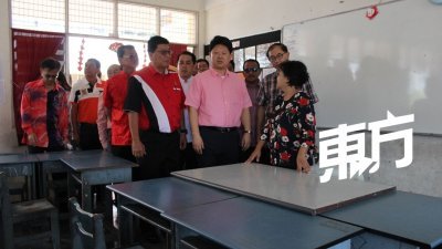 白天（前排左2）参观新民华小的课室时，代表中国驻马大使馆宣布捐赠一间多媒体教室予该校。前排左起为副首相华人事务官陈重磬、马汉顺及郑美丽。
