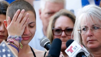 枪击案中幸存的道格拉斯高中学生冈萨雷斯，在集会上发表讲话。她激动批评总统特朗普和全国步枪协会，发言期间更忍不住落泪。-法新社-