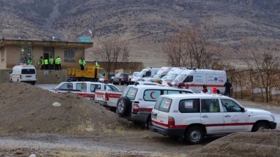 伊朗一架客机周日坠毁塞米罗姆市附近山区，多辆救护车和救难小组约120人，已在坠机地点附近集合，待天气好转就展开搜救行动。