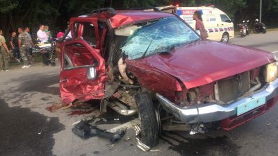 女教师所驾驶Ford Ranger四驱车，遭丰田Hilux拦腰猛撞，车身严重凹陷，女教师当场遭撞毙。