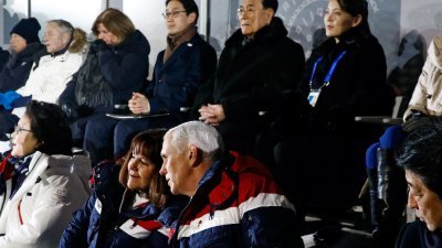 在韩国平昌冬奥的开幕仪式上，朝鲜最高领袖金正恩胞妹金与正就坐在美国副总统彭斯（前右2）的后方，但双方全程零交流。-法新社-