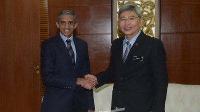 马袖强（右）与到访的新加坡驻马最高专员梅侬相见 欢，两人针对数项课题进行交流。（摄影：陈启新）