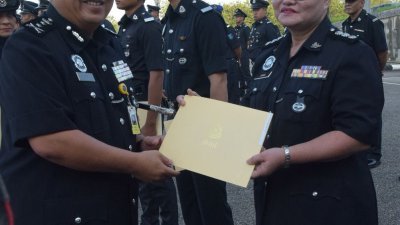 阿都嘉里尔（左起）颁发表扬状予有功警察辛秀竹助理警监。