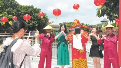 马来西亚乐高乐园在农历新年期间迎来大批中国游客前往游玩。