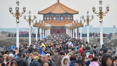 农历新年期间，中国国内的旅游收入，在一周内实现了两位数的增长，据中国国家旅游局的数据，旅游业收入达到475亿元人民币（约292亿令吉），比去年同期增长12.6％。图为山东省青岛市的栈桥码头，大年初二时人潮汹涌。