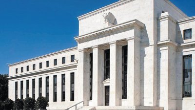 美联储官员在1月政策会议上，提高调整通胀目标可能性。