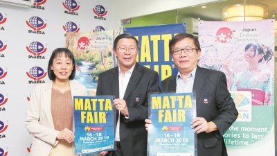 日本于“第45届MATTA国际旅游展”中，被选为“亚洲最 喜爱的旅游目的地”的指定国家。左起为丸山智惠弥、陈 国良及马来西亚旅游总会首席执行员潘在能。