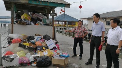 陈水清（左）向到访五条港的欧阳捍华（左2）投诉，指垃圾收集站新年囤积逾2吨垃圾量；右为梁德志。