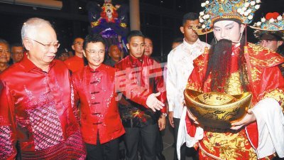 纳吉（左）穿著红色唐装出席中总新春晚宴，并在戴良业陪同 下，一起进入会场。（摄影：伍信隆）