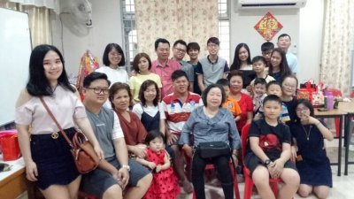 华裔老妇高福英（坐著右2）在今年的农历除夕夜，与家人拍下全家福，也成为她最后的合影。