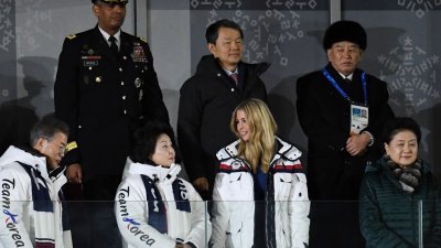 在平昌冬奥闭幕礼上，伊万卡（右2）与文在寅夫妇同排而坐，朝鲜统战部长金英哲就在伊万卡的右后方，但双方全程没握手，也没对话。