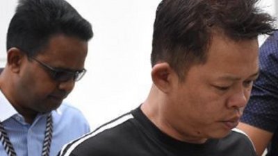 邱家凌（右，译音）涉嫌协助城市丰收教会前投资经理周英汉非法出境，周三被控上庭。