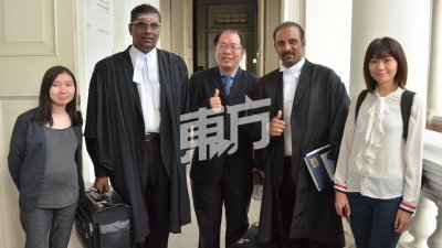 黄伟益（左3）在律师雷尔（左2起）及蓝卡巴星的陪同下出庭，其助理王明銮（左起）和马洁莹也出席旁听，为他打气。（摄影：陈爱婷）