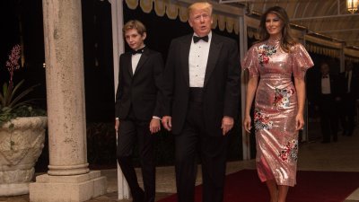 美国总统特朗普在夫人马拉尼亚和小儿子巴伦的陪同下，出席在他位于佛罗里达州海湖庄园举行的跨年夜倒数晚会。