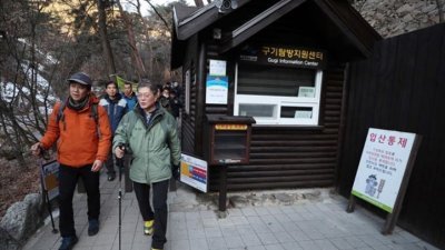韩国总统文在寅（右）在新年第一天与民众一起登山，观赏新年的第一个日出。