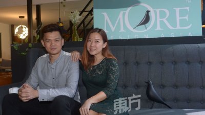 王家辉（左）和吴诗谨在2013年便创立了More Design，两人均为家具设计师，凭著新奇创意的家具设计，在家具行业内渐渐打出响亮名堂。（摄影；陈启新）