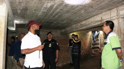 赞比里（左起）与沙哈隆巡察地底防空洞时，发现其洞建筑结构稳固，完好无损。