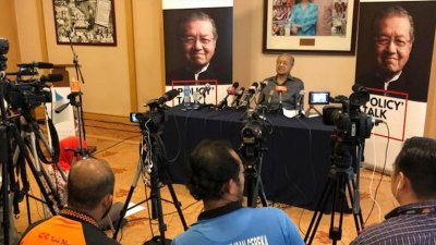 敦马哈迪在位于布城的首要领导基金办公室召开记者会。