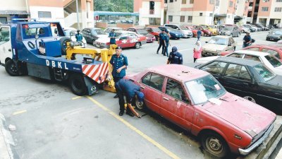 吉隆坡的废弃车辆主要集中在高楼建筑的停车场，市政局取缔时也面对更多程序问题。（档案照）
