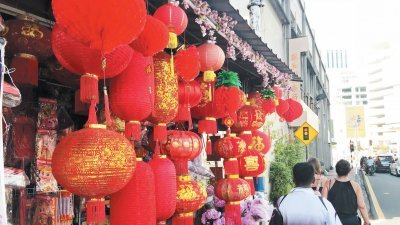 距离华人农历新年还有46天，市面上一些商店已经开始摆卖新年装饰品，让人感到浓浓的新年气氛。