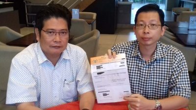 苏家斌（左起）和陈庆亮希望市议会重新检讨调涨营业执照费，以免加重商业负担。