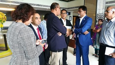 西威尔（右2起）及苏海米就斯里慕达及哥打拉惹国会选区重划，提出反对。