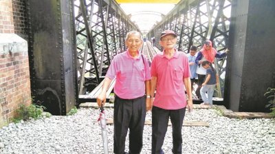 刘道南（左起）陪伴邓培光参观江沙市郊的维多利亚百年火车铁桥，令邓培光感触良多。
