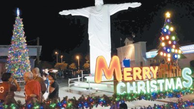 马六甲葡萄牙村的耶稣雕像在圣诞节期间成为国内外游客必到的旅游景点，但随著最后期限逐渐逼近，该雕像的命运也未明朗化。