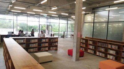 从图书馆可透视在外的大自然环境，藏书量高达6万多册，成为师生拓展知识的所在地。